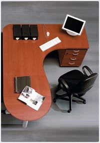 Schreibtisch mit Bürotechnik